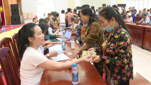 Phường Chơn Thành: tổ chức tặng quà cho người dân, nhân dịp kỷ niệm 80 năm Cách mạng tháng Tám và Quốc Khánh 02/9