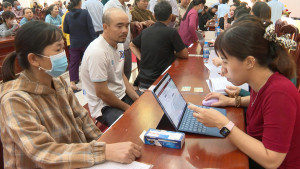 Phường Chơn Thành: tiếp tục tổ chức tặng quà cho người dân, nhân dịp kỷ niệm 80 năm Cách mạng tháng Tám và Quốc Khánh 02/9