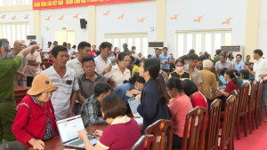 Tiếp tục chi tặng quà cho nhân dân nhân dịp kỷ niệm 80 năm Cách mạng tháng Tám và Quốc Khánh 02/9
