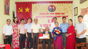 Đảng ủy phường Chơn Thành: trao Huy hiệu 60 năm tuổi Đảng tại nhà cho đảng viên