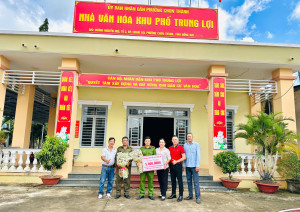 Khu phố Trung Lợi, phường Chơn Thành, trao thưởng “nóng” cho các lực lượng phòng chống tội phạm