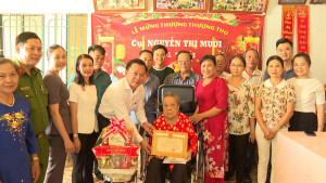 Chủ tịch UBND phường Chơn Thành Nguyễn Anh Tài, thăm tặng...