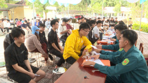 Phường Chơn Thành, công dân tích cực đi khám sức khỏe nghĩa vụ quân sự