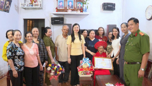 Đoàn công tác số 2 của phường Chơn Thành, thăm tặng quà chúc mừng thọ Người cao tuổi