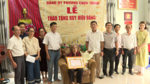 Đảng ủy phường Chơn Thành: trao Huy hiệu 45 năm tuổi Đảng tại nhà cho đảng viên Từ Thị Hồng Lý