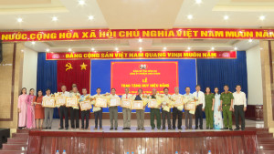 Đảng ủy phường Chơn Thành, trao Huy hiệu đảng, cho 12 đảng viên