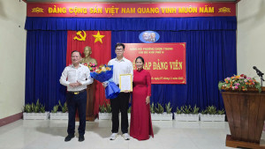 Phường Chơn Thành:Chi bộ khu phố 6 tổ chức lễ kết nạp đảng viên mới