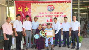 ĐẢNG ỦY PHƯỜNG CHƠN THÀNH: TRAO HUY HIỆU 55 NĂM TUỔI ĐẢNG TẠI NHÀ CHO ĐẢNG VIÊN