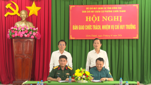CHƠN THÀNH: HỘI NGHỊ BÀN GIAO CHỨC TRÁCH, NHIỆM VỤ CHỈ HUY TRƯỞNG BAN CHQS PHƯỜNG