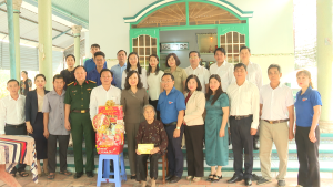 ĐOÀN CÔNG TÁC CỦA TỈNH ỦY - HĐND - UBND - UBMTTQ VIỆT NAM TỈNH ĐỒNG NAI THĂM, CHÚC TẾT MẸ VIỆT NAM ANH HÙNG NGUYỄN THỊ NGỪNG