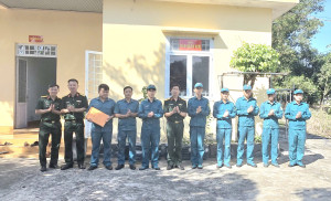 Ban CHQS phường nhận bàn giao lực lượng DQTT từ Ban CHQS khu vực Bình Long