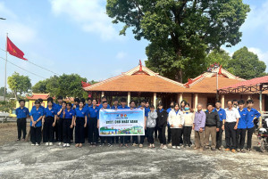 Đoàn - Hội phường Chơn Thành ra quân “Chủ nhật xanh” chào mừng Đại hội đại biểu toàn quốc lần thứ XIV của Đảng