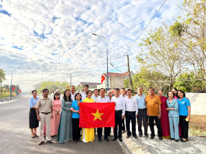 CHƠN THÀNH: TRIỂN KHAI TUYẾN ĐƯỜNG CỜ THUỘC MÔ HÌNH "SẠCH - XANH - SÁNG - ĐẸP - AN TOÀN"