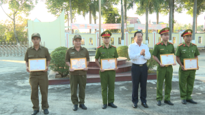 CHỦ TỊCH UBND PHƯỜNG CHƠN THÀNH TẶNG GIẤY KHEN ĐỘT XUẤT CHO 23 CÁ NHÂN CÓ THÀNH TÍCH XUẤT SẮC TRONG PHÁT HIỆN, BẮT GIỮ CÁC ĐỐI TƯỢNG PHẠM TỘI