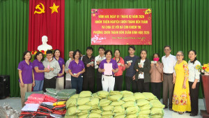 TẶNG QUÀ TẾT CHO HỘI VIÊN NGƯỜI MÙ TRÊN ĐỊA BÀN PHƯỜNG CHƠN THÀNH