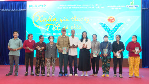 CHƯƠNG TRÌNH “XUÂN YÊU THƯƠNG - TẾT CHIA SẺ” TẶNG QUÀ TẾT CHO CÁC HỘ GIA ĐÌNH CÓ HOÀN CẢNH KHÓ KHĂN PHƯỜNG CHƠN THÀNH