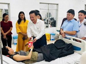 CHƠN THÀNH: THĂM ĐỘNG VIÊN BỆNH NHÂN VÀ CHÚC TẾT CÁC Y, BÁC SỸ, LỰC LƯỢNG TRỰC ĐÊM GIAO THỪA TẠI TRUNG TÂM Y TẾ KHU VỰC CHƠN THÀNH