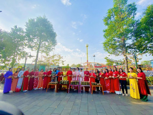 CÁN BỘ, HỘI VIÊN PHỤ NỮ PHƯỜNG CHƠN THÀNH: TỔ CHỨC CHƯƠNG TRÌNH “TRAO BÁNH CHƯNG XANH - ĐÓN XUÂN ẤM ÁP” CHO HỘI VIÊN, PHỤ NỮ KHÓ KHĂN