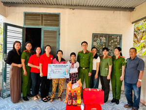 ĐỒNG HÀNH CÙNG CHƯƠNG TRÌNH “MẸ ĐỠ ĐẦU” – LAN TỎA YÊU THƯƠNG CỦA CHI HỘI PHỤ NỮ CÔNG AN PHƯỜNG CHƠN THÀNH TẠI KHU PHỐ MINH THÀNH 1