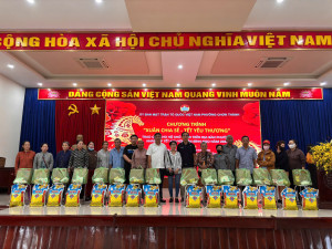 UBMTTQ Việt Nam phường Chơn Thành phối hợp mạnh thường quân trao quà Tết cho người khó khăn