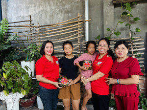 PHỤ NỮ PHƯỜNG CHƠN THÀNH TIẾP TỤC THỰC HIỆN CHƯƠNG TRÌNH “TRAO BÁNH CHƯNG XANH - ĐÓN XUÂN ẤM ÁP” CHO TRẺ EM MỒ CÔI, TRẺ EM CÓ HOÀN CẢNH KHÓ KHĂN