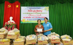 CHI HỘI PHỤ NỮ KHU PHỐ TRUNG LỢI THỰC HIỆN CHƯƠNG TRÌNH “MẸ ĐỠ ĐẦU” - KẾT NỐI YÊU THƯƠNG