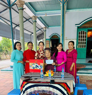 PHỤ NỮ PHƯỜNG CHƠN THÀNH: THĂM, TẶNG QUÀ MẸ VIỆT NAM ANH HÙNG NHÂN DỊP 8/3