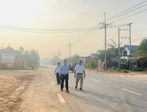 THƯỜNG TRỰC ĐẢNG ỦY KHẢO SÁT TRIỂN KHAI MÔ HÌNH TUYẾN ĐƯỜNG “SẠCH - XANH - SÁNG - ĐẸP - AN TOÀN” TẠI KHU PHỐ 10