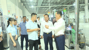 LÃNH ĐẠO PHƯỜNG CHƠN THÀNH THĂM CHÚC MỪNG CÔNG TY TNHH MUSTANG BATTERY, THUỘC KCN BECAMEX – BÌNH PHƯỚC