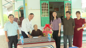 Đồng chí Nguyễn Minh Bình, Bí thư Đảng ủy, Chủ tịch HĐND phường Chơn Thành, đến thăm, tặng quà Mẹ Việt Nam anh hùng Nguyễn Thị Ngừng