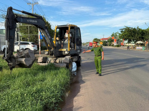 CÔNG AN PHƯỜNG CHƠN THÀNH RA QUÂN DỌN DẸP HÀNH LANG ĐƯỜNG BỘ, ĐẢM BẢO AN TOÀN GIAO THÔNG