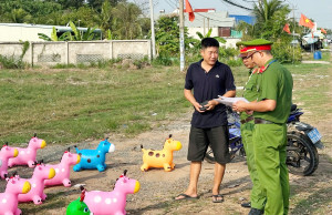 Tuyên truyền người dân kinh doanh không lấn chiếm lòng đường, vỉa hè