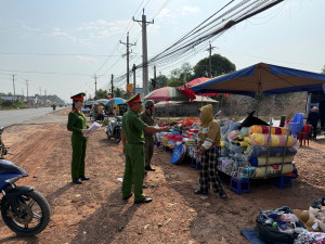 CÔNG AN PHƯỜNG CHƠN THÀNH, RA QUÂN LẬP LẠI TRẬT TỰ ĐÔ THỊ