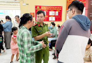 2 Thượng úy Hoàng Mỹ cán bộ Công an phường hướng dẫn người dân cấp định danh điện tử