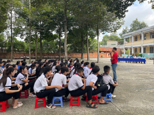 PHƯỜNG CHƠN THÀNH TỔ CHỨC TUYÊN TRUYỀN LUẬT TRẺ EM, NGÀY HỘI "MĂNG NON VUI HÈ" VÀ TẶNG QUÀ CHO HỌC SINH CÓ HOÀN CẢNH KHÓ KHĂN