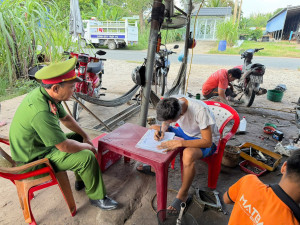 CÔNG AN PHƯỜNG CHƠN THÀNH RA QUÂN KIỂM TRA, XỬ LÝ CÁC CƠ SỞ "ĐỘ CHẾ" XE TRÊN ĐỊA BÀN