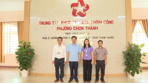 ĐỒNG CHÍ VIÊN HỒNG TIẾN, THÀNH ỦY VIÊN, BÍ THƯ ĐẢNG ỦY PHƯỜNG CHƠN THÀNH KHẢO SÁT VÀ NẮM BẮT TÌNH HÌNH HOẠT ĐỘNG TẠI TRUNG TÂM PHỤC VỤ HÀNH CHÍNH CÔNG PHƯỜNG CHƠN THÀNH