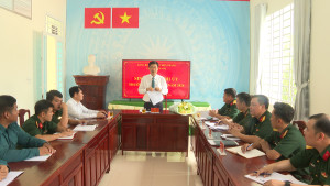 ĐỒNG CHÍ VIÊN HỒNG TIẾN, THÀNH ỦY VIÊN, BÍ THƯ ĐẢNG ỦY PHƯỜNG CHƠN THÀNH, LÀM VIỆC VỚI  BAN CHỈ HUY QUÂN SỰ PHƯỜNG CHƠN THÀNH