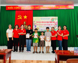 BAN NHÂN DÂN VÀ CHI HỘI PHỤ NỮ KHU PHỐ 1 TỔ CHỨC TRAO QUÀ CHO THIẾU NHI NHÂN DỊP QUỐC TẾ THIẾU NHI 1/6