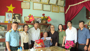 ĐỒNG CHÍ HÀ DUY ĐẠT, PHÓ BÍ THƯ THƯỜNG TRỰC ĐẢNG ỦY PHƯỜNG CHƠN THÀNH CÙNG CÁC THÀNH VIÊN ĐOÀN CÔNG TÁC SỐ 2, THĂM, TẶNG QUÀ NGƯỜI CÓ CÔNG TIÊU BIỂU