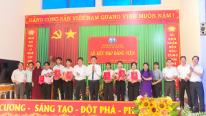 CHƠN THÀNH: TỔ CHỨC LỄ KẾT NẠP ĐẢNG CHO 6 HỌC SINH