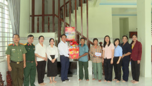 ĐỒNG CHÍ NGUYỄN ANH TÀI, PHÓ BÍ THƯ ĐẢNG ỦY, CHỦ TỊCH UBND PHƯỜNG CHƠN THÀNH, CÙNG CÁC THÀNH VIÊN ĐOÀN CÔNG TÁC SỐ 3, THĂM, TẶNG QUÀ NGƯỜI CÓ CÔNG TIÊU BIỂU