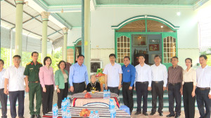 PHÓ BÍ THƯ THÀNH ỦY ĐỒNG NAI VÕ TẤN ĐỨC, THĂM, TẶNG QUÀ MẸ VIỆT NAM ANH HÙNG NGUYỄN THỊ NGỪNG, Ở PHƯỜNG CHƠN THÀNH