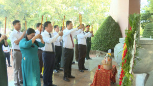 PHƯỜNG CHƠN THÀNH: LỄ DÂNG HƯƠNG - DÂNG HOA TẠI ĐÀI TƯỞNG NIỆM CÁC ANH HÙNG LIỆT SỸ PHƯỜNG