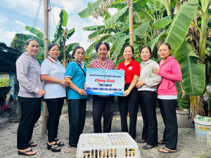 CHI HỘI PHỤ NỮ KHU PHỐ PHÙNG HƯNG “TRAO SINH KẾ - ĐỒNG HÀNH CÙNG PHỤ NỮ VƯƠN LÊN”