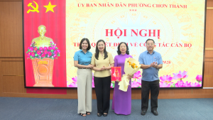 CHƠN THÀNH: HỘI NGHỊ TRAO QUYẾT ĐỊNH VỀ CÔNG TÁC CÁN BỘ
