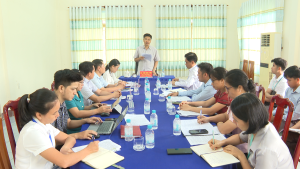 ĐỒNG CHÍ VIÊN HỒNG TIẾN, THÀNH ỦY VIÊN, BÍ THƯ ĐẢNG ỦY PHƯỜNG CHƠN THÀNH LÀM VIỆC VỚI TRUNG TÂM DỊCH VỤ TỔNG HỢP PHƯỜNG