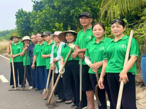 CHI HỘI NÔNG DÂN PHỐI HỢP VỚI CÂU LẠC BỘ NÔNG DÂN BẢO VỆ MÔI TRƯỜNG KHU PHỐ PHÙNG HƯNG RA QUÂN VỆ SINH MÔI TRƯỜNG HƯỞNG ỨNG ĐỢT THI ĐUA ĐẶC BIỆT 500 NGÀY ĐÊM