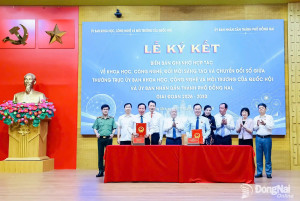 CHƠN THÀNH: THAM GIA HỘI NGHỊ TRỰC TUYẾN CHUYỂN GIAO BỘ HỌC LIỆU ĐA PHƯƠNG TIỆN, LAN TỎA PHONG TRÀO “BÌNH DÂN HỌC VỤ SỐ - QUỐC HỘI SỐ”