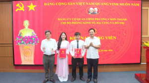 CHI BỘ PHÒNG KINH TẾ, HẠ TẦNG VÀ ĐÔ THỊ PHƯỜNG CHƠN THÀNH TỔ CHỨC LỄ KẾT NẠP ĐẢNG VIÊN